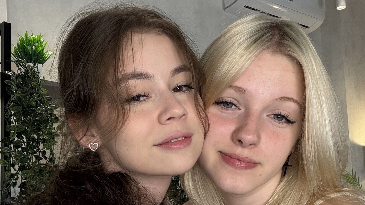 MozelleAndAnnita's Webcam Recorded