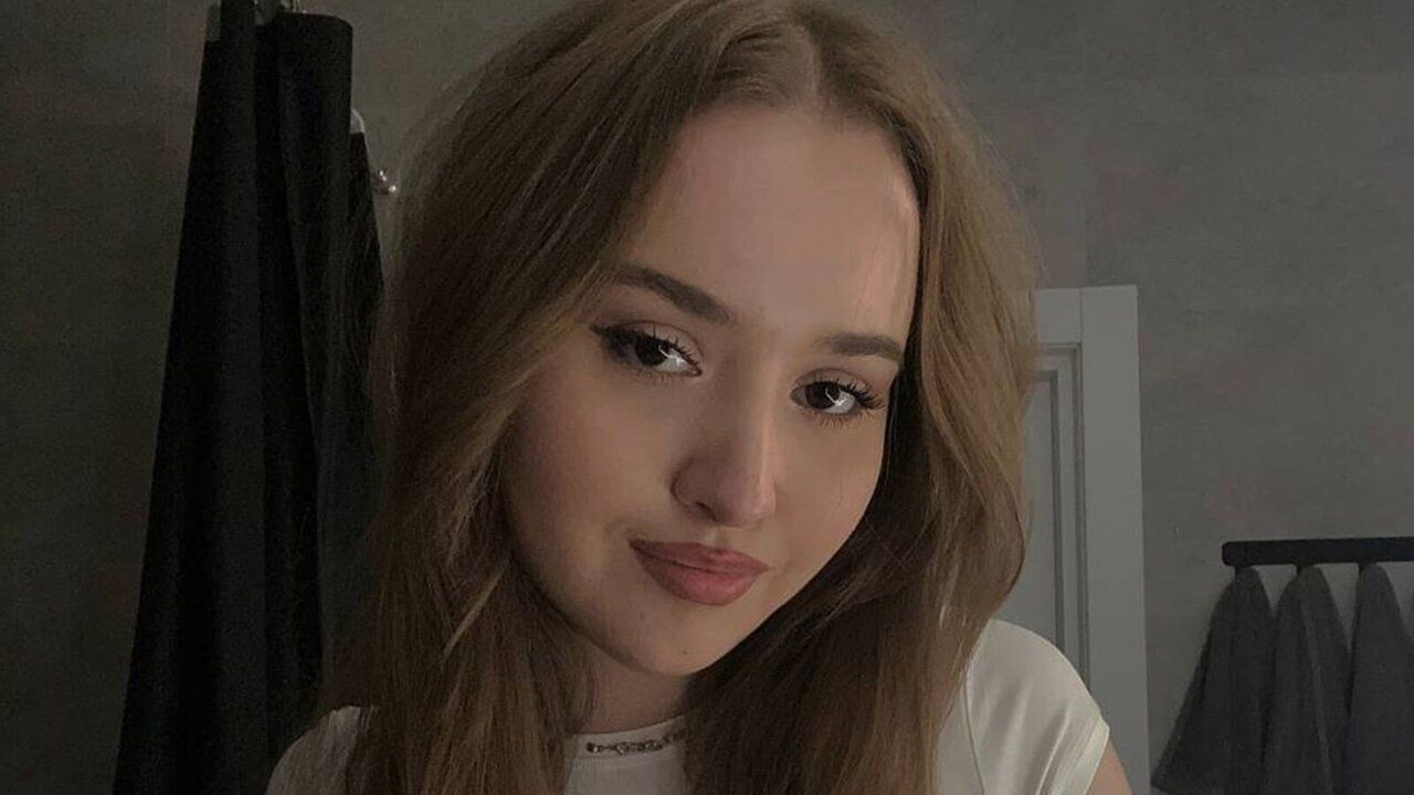 RoselynKissed's Webcam Recorded